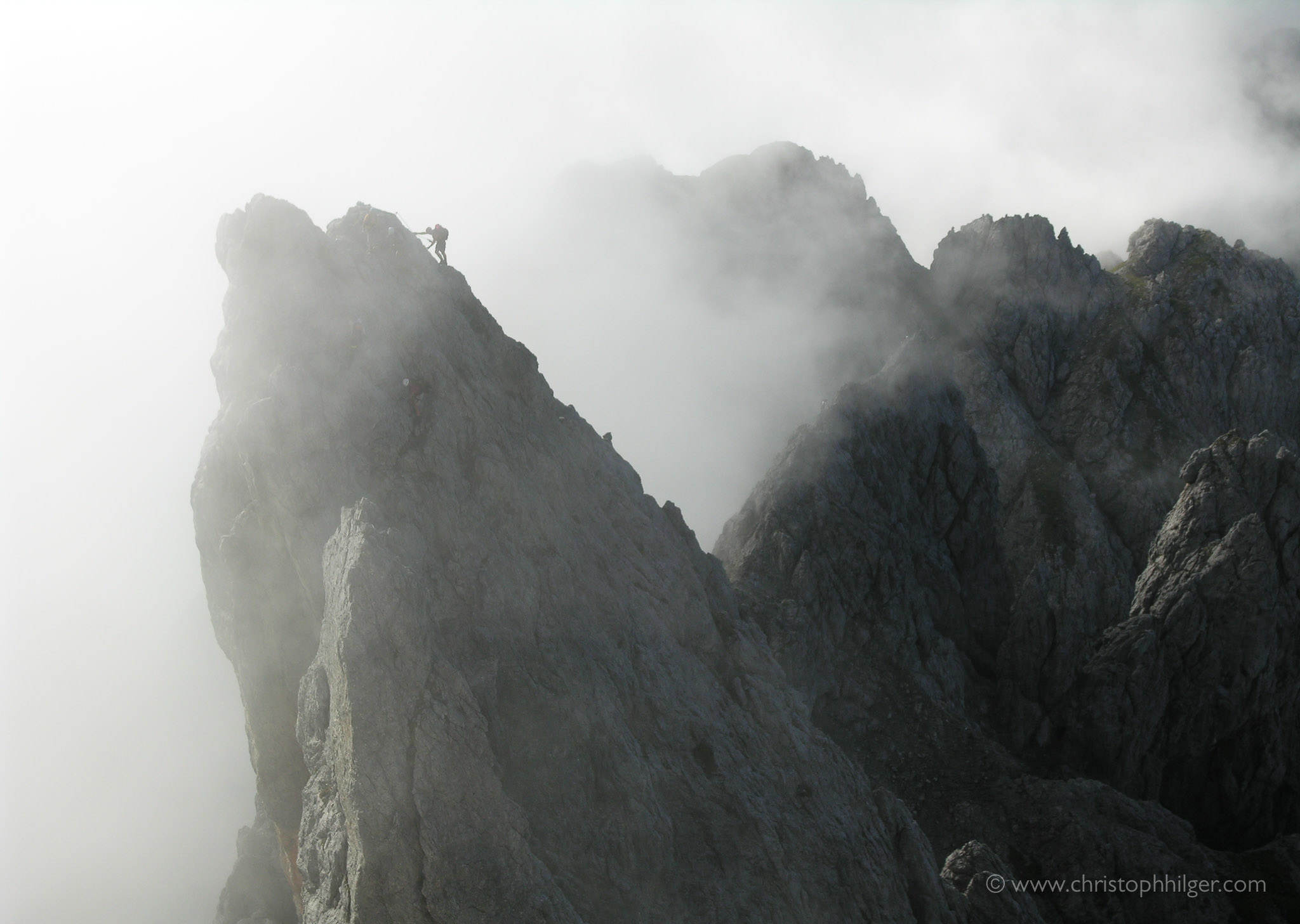 Bergsteiger im Nebel am Königsjodler-Klettersteig, Österreich