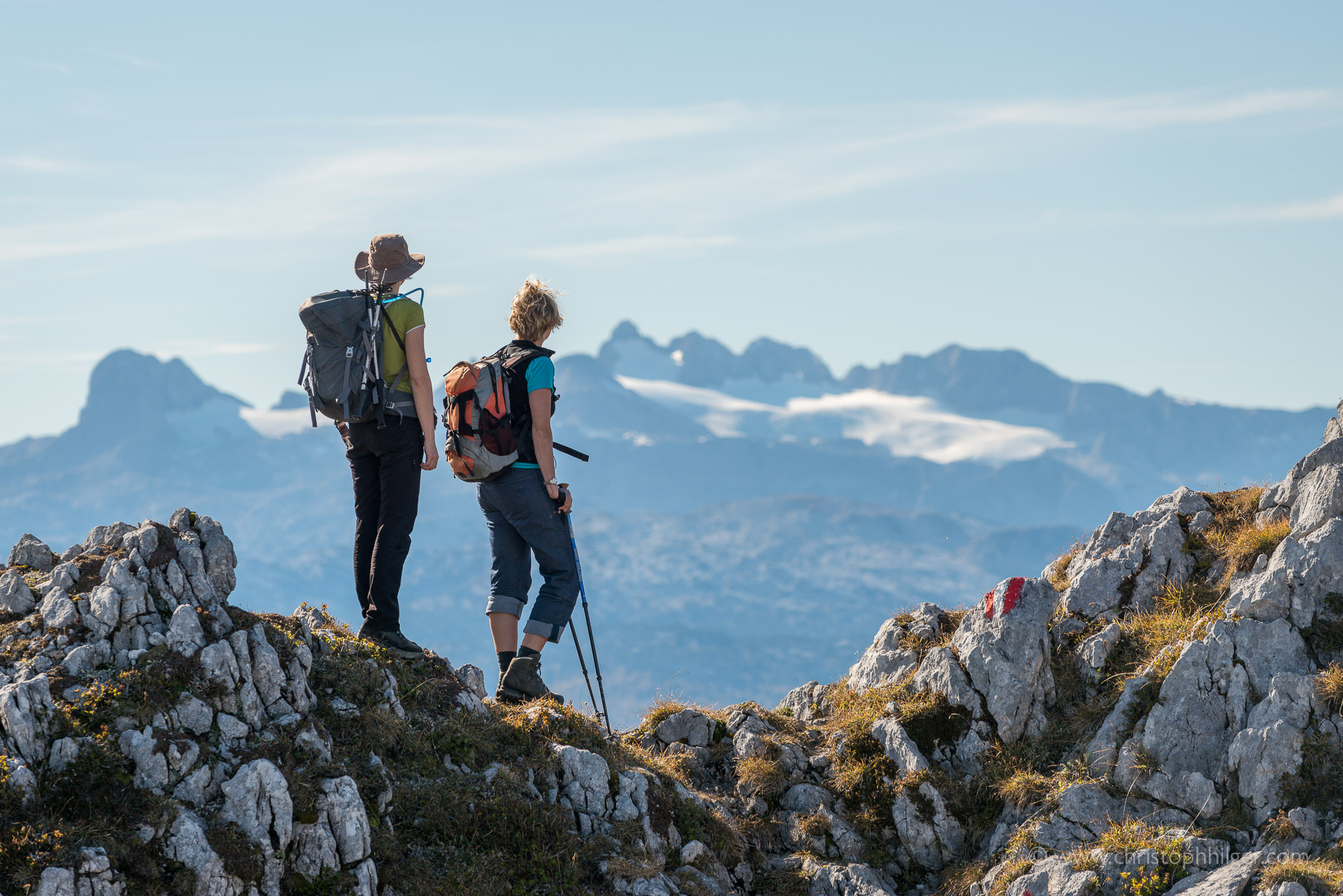 Zwei Bergsteigerinnen genießen die Aussicht auf dem Traweng, Österreich