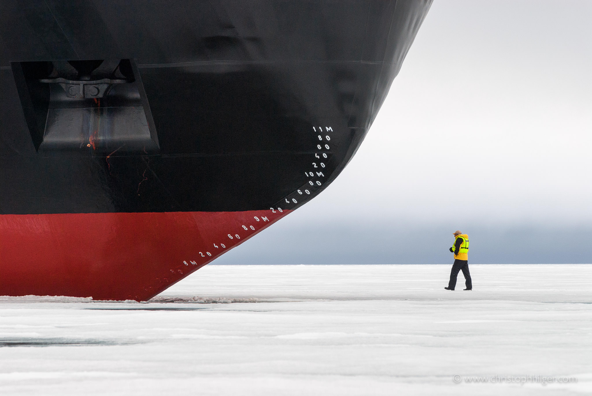 Mensch vor Bug von Eisbrecher in Franz Josef Land