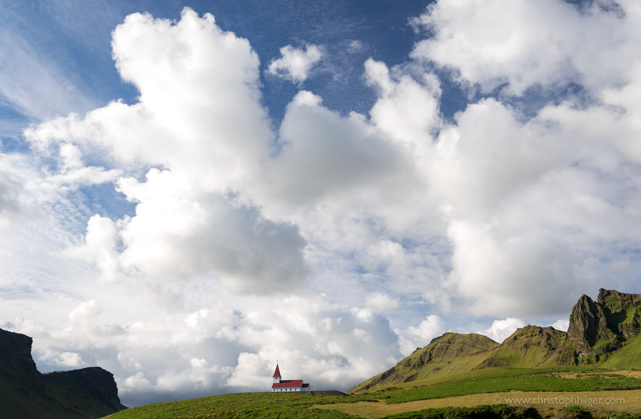 Dramatische Wolkenstimmung über der Kirche von Vik im Süden von Island