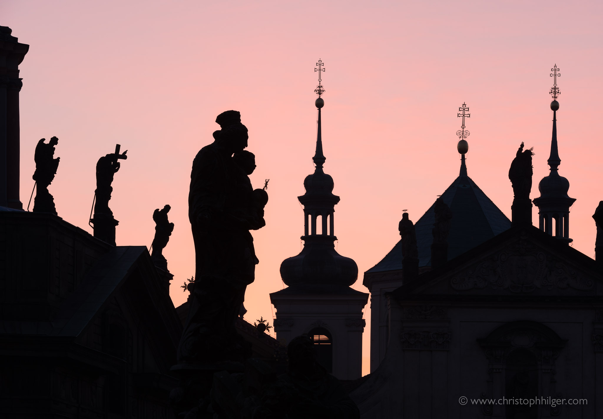 Silhouetten von Türmen und Figuren auf der Karlsbrücke in Prag, Tschechien